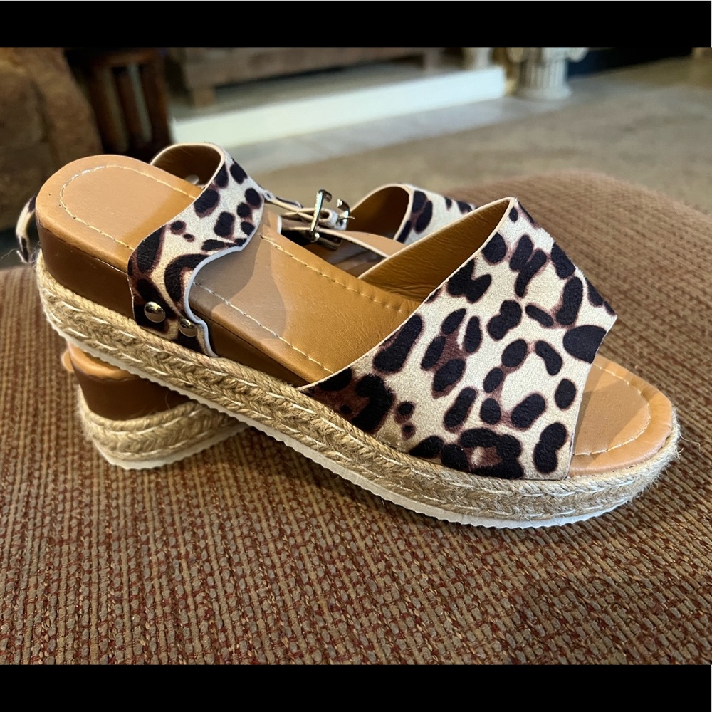 Womens size 7 leopard print sandals